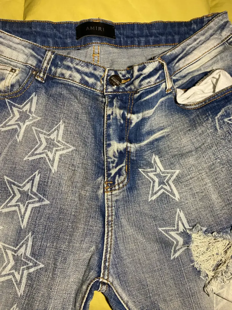 Jeans Amiri con estrellas y diseño desgastado - 2