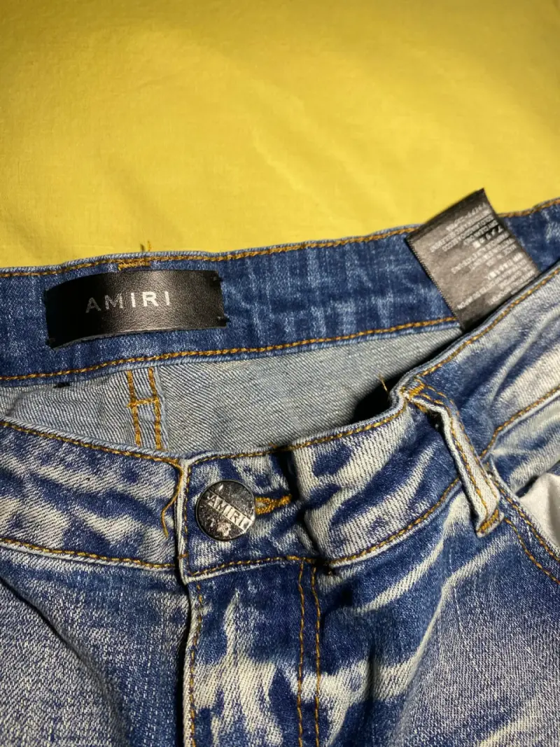 Jeans Amiri con estrellas y diseño desgastado - 3
