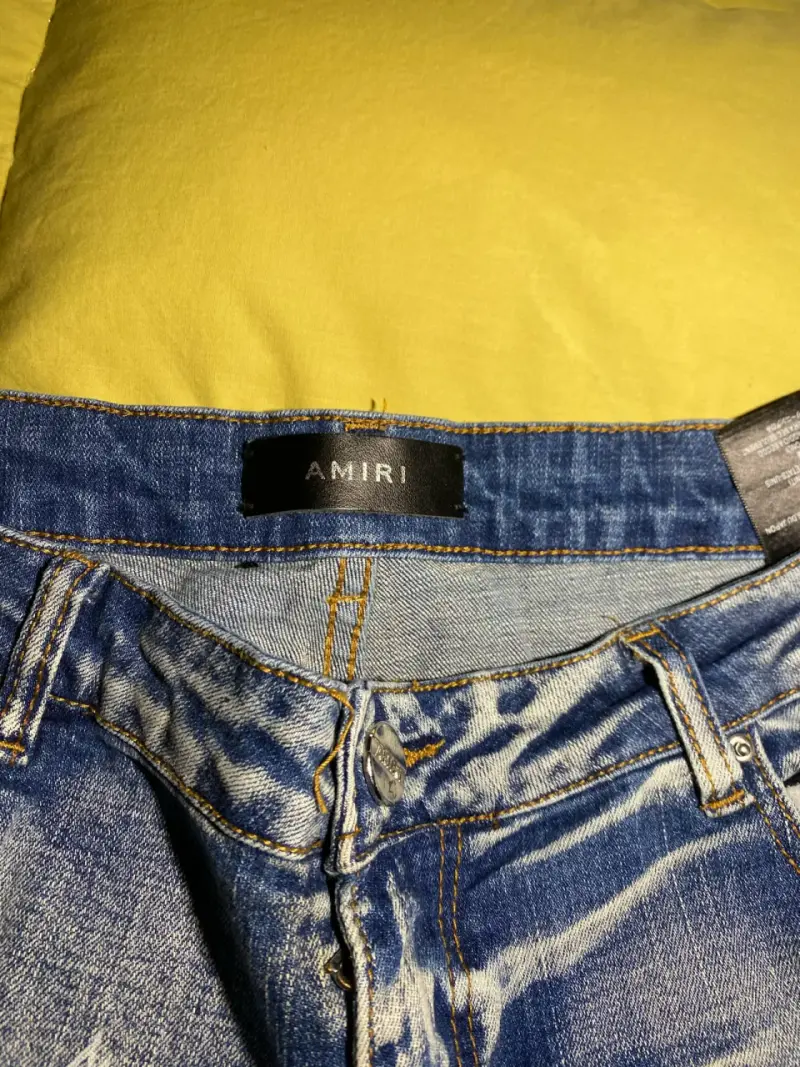 Jeans Amiri con estrellas y diseño desgastado - 4