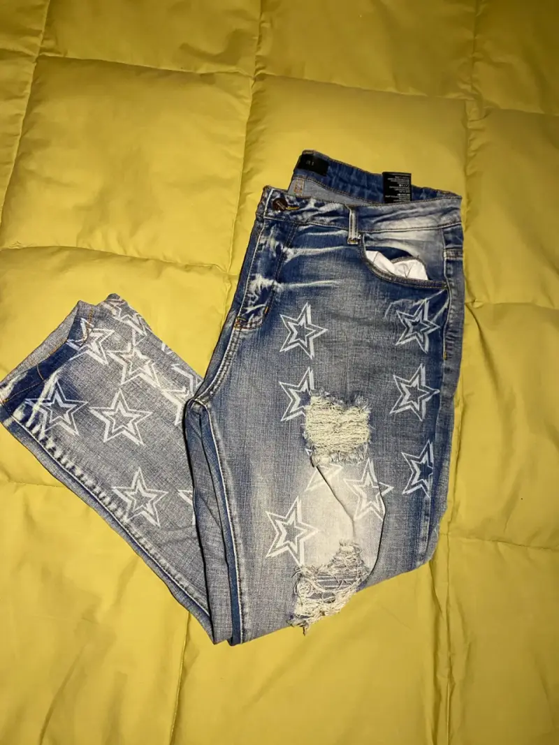 Jeans Amiri con estrellas y diseño desgastado - 6