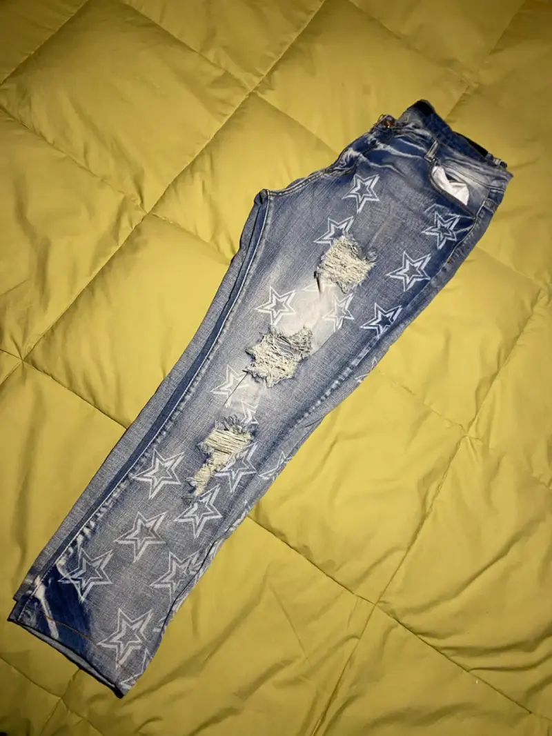Jeans Amiri con estrellas y diseño desgastado - 9