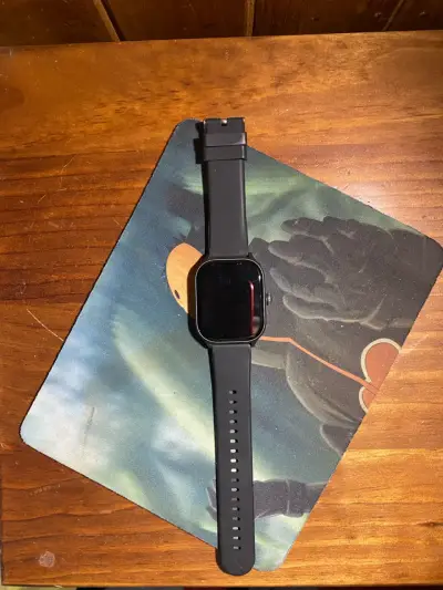 Reloj inteligente negro con correa de silicona - miniatura 1