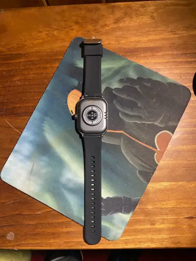 Reloj inteligente negro con correa de silicona - miniatura 2