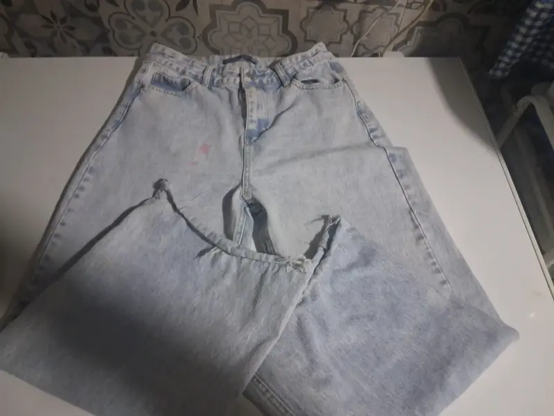 Jeans de mezclilla azul claro con desgaste - 1