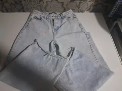 Jeans de mezclilla azul claro con desgaste - miniatura 1