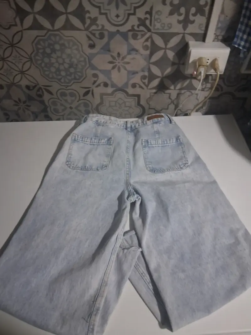 Jeans de mezclilla azul claro con desgaste - 3