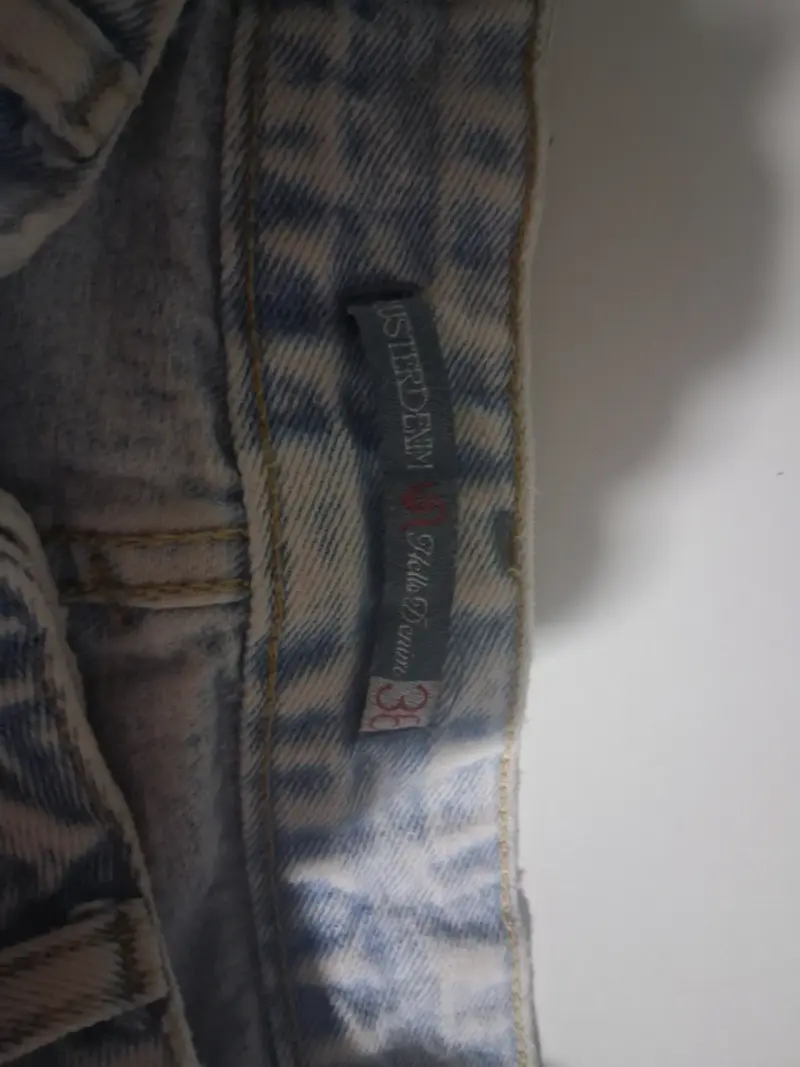 Jeans de mezclilla azul claro con desgaste - 4