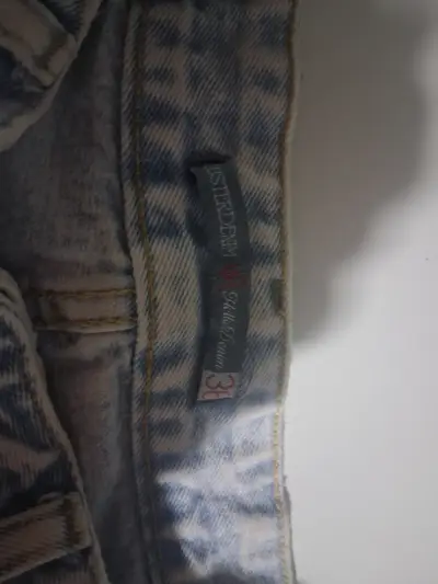 Jeans de mezclilla azul claro con desgaste - miniatura 4