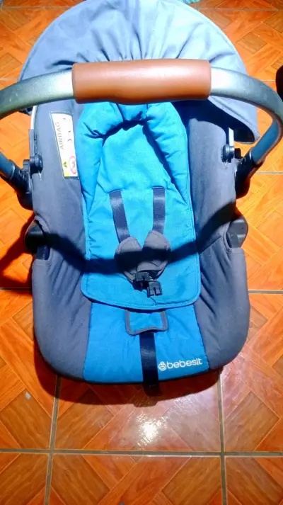 Silla de auto Bebesit azul con cinturón - miniatura 1