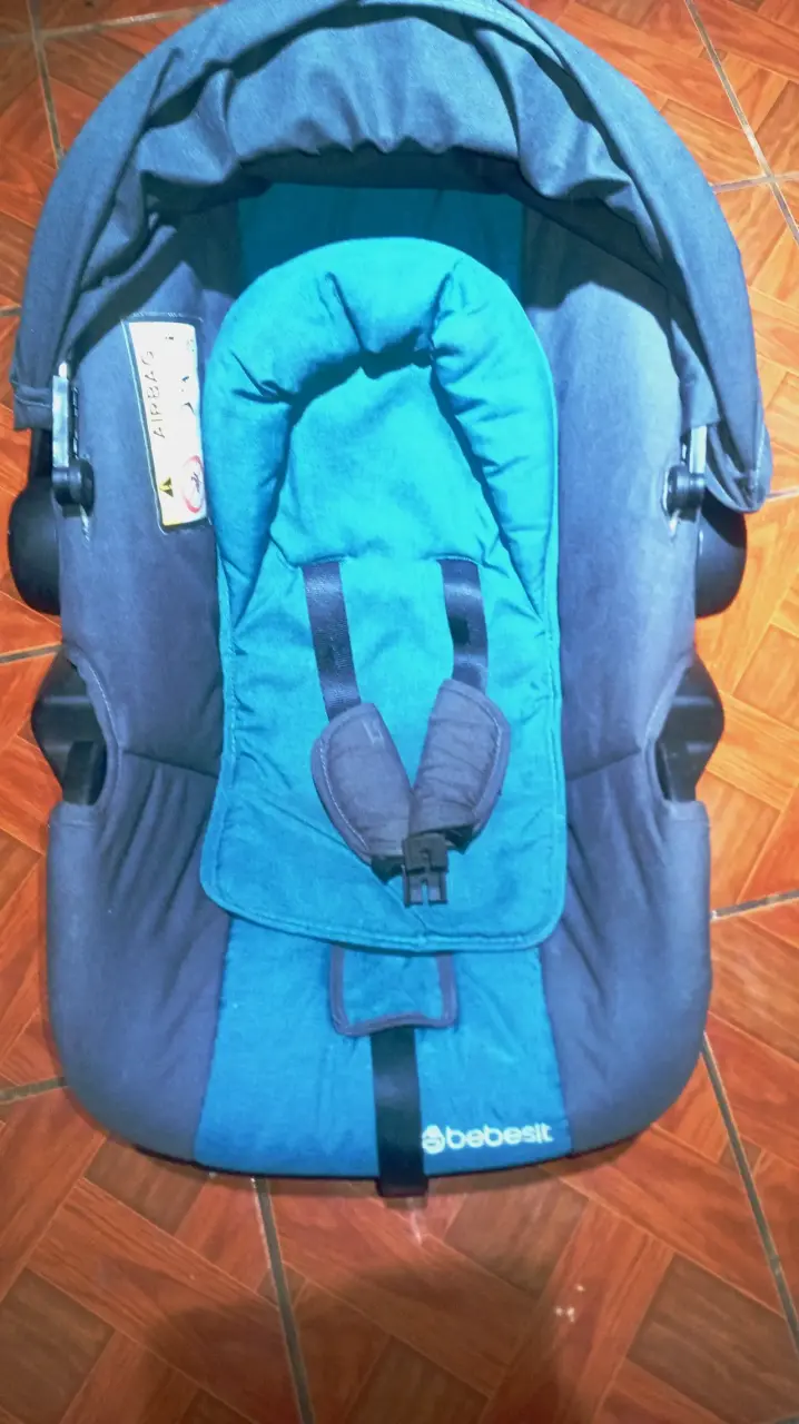 Silla de auto Bebesit azul con cinturón - 2