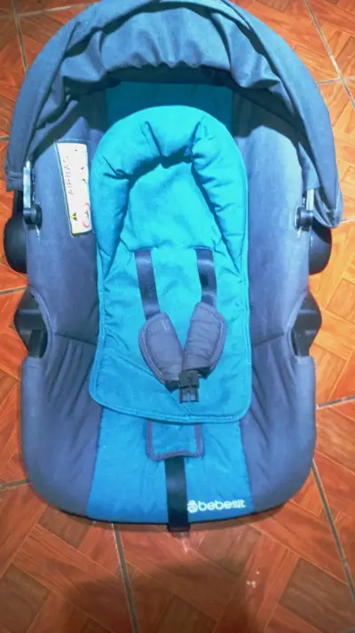 Silla de auto Bebesit azul con cinturón - miniatura 2