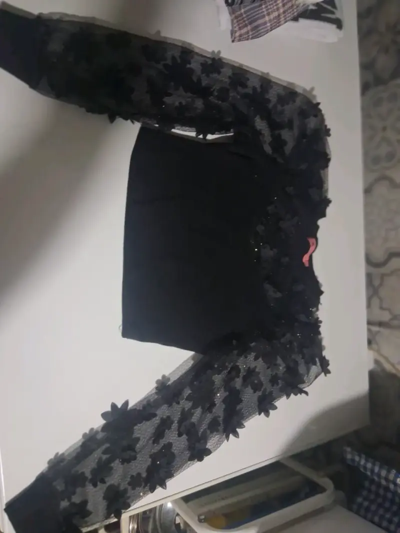 Blusa negra con mangas de encaje floral - 2