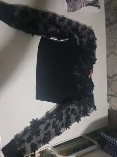 Blusa negra con mangas de encaje floral - miniatura 2