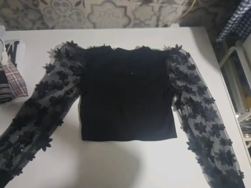 Blusa negra con mangas de encaje floral - 3