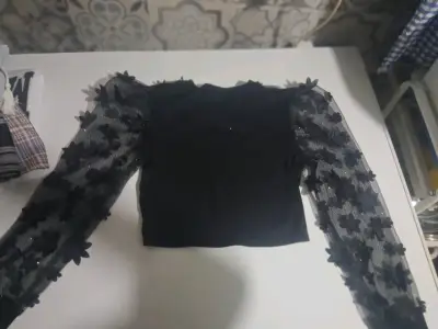 Blusa negra con mangas de encaje floral - miniatura 3