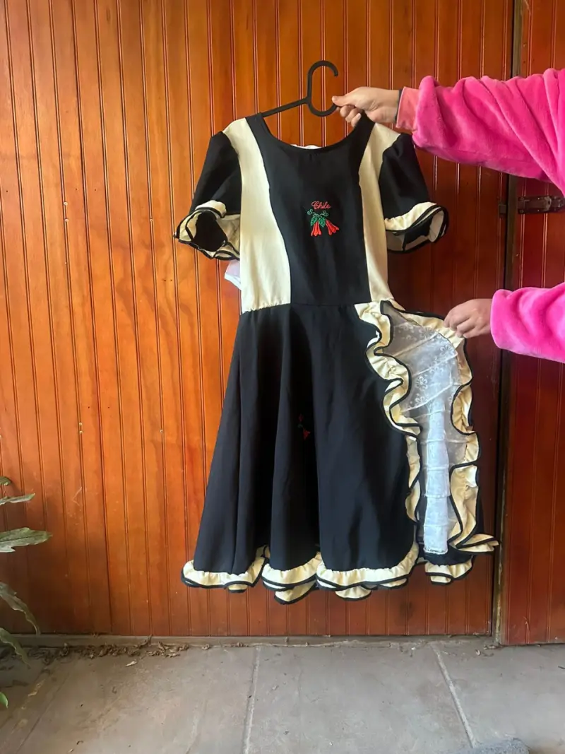 Vestido típico chileno con bordado