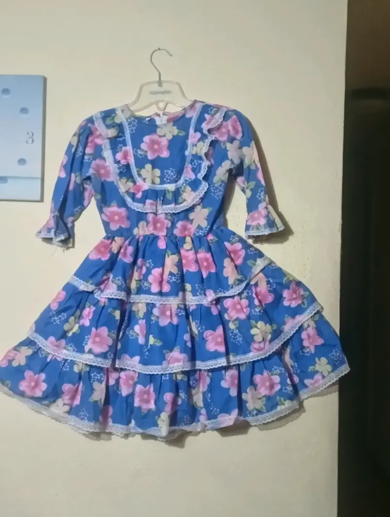 Vestido de huasita azul con flores talla 6/8