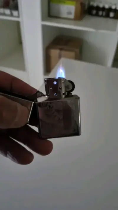 Encendedor Zippo con diseño grabado - miniatura 1