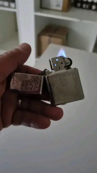 Encendedor Zippo con diseño grabado - miniatura 2