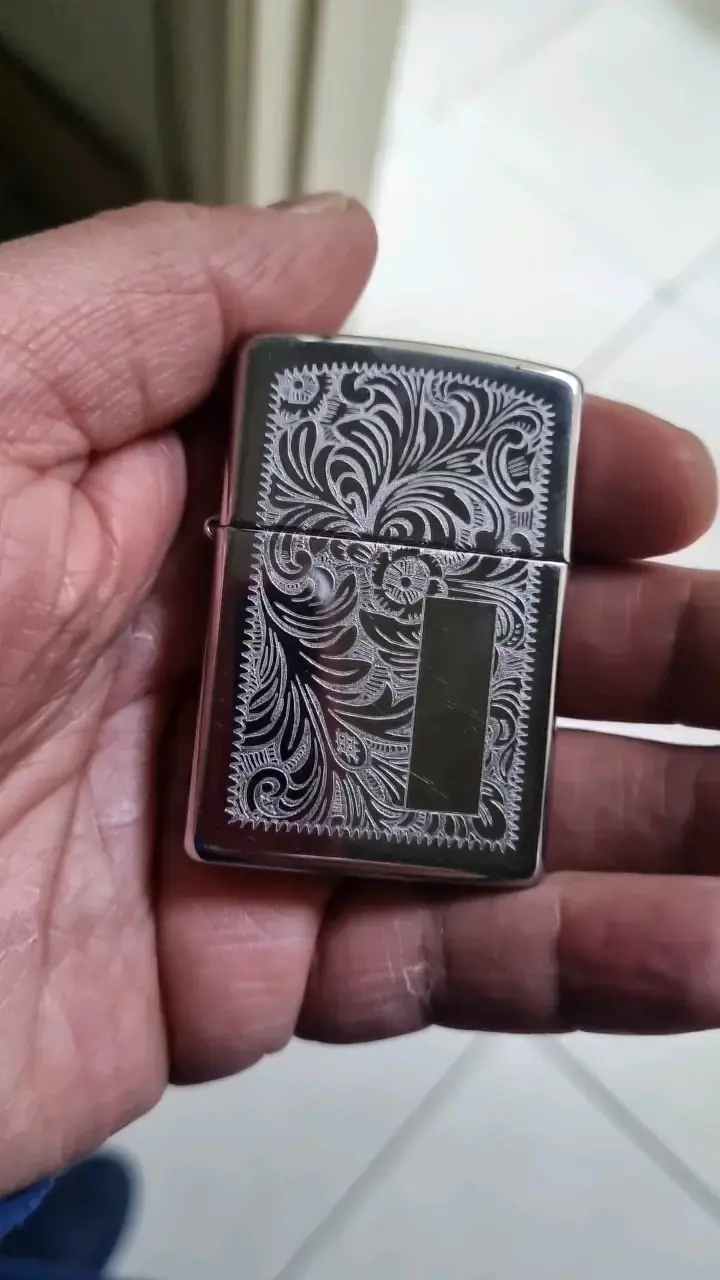 Encendedor Zippo con diseño grabado - 3