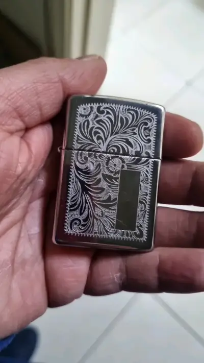 Encendedor Zippo con diseño grabado - miniatura 3