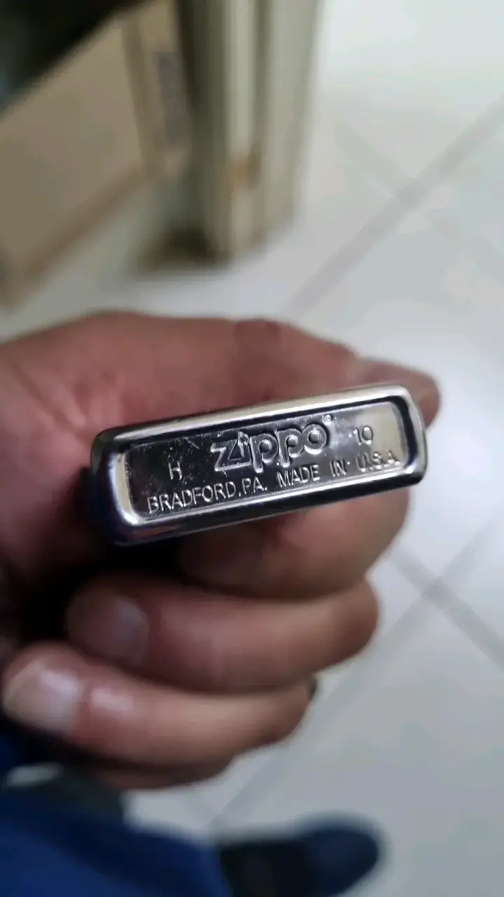 Encendedor Zippo con diseño grabado - 4