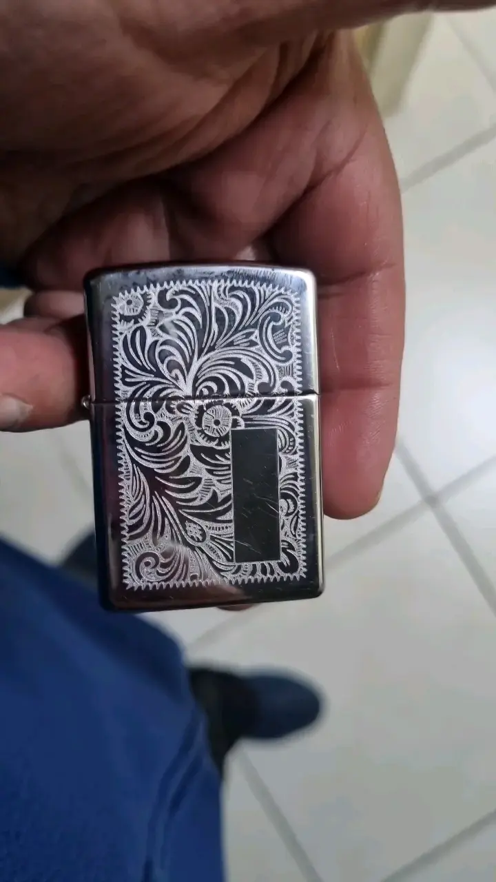 Encendedor Zippo con diseño grabado - 5