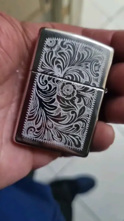 Encendedor Zippo con diseño grabado - miniatura 6
