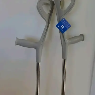 Muletas de aluminio con mango ergonómico - miniatura 1