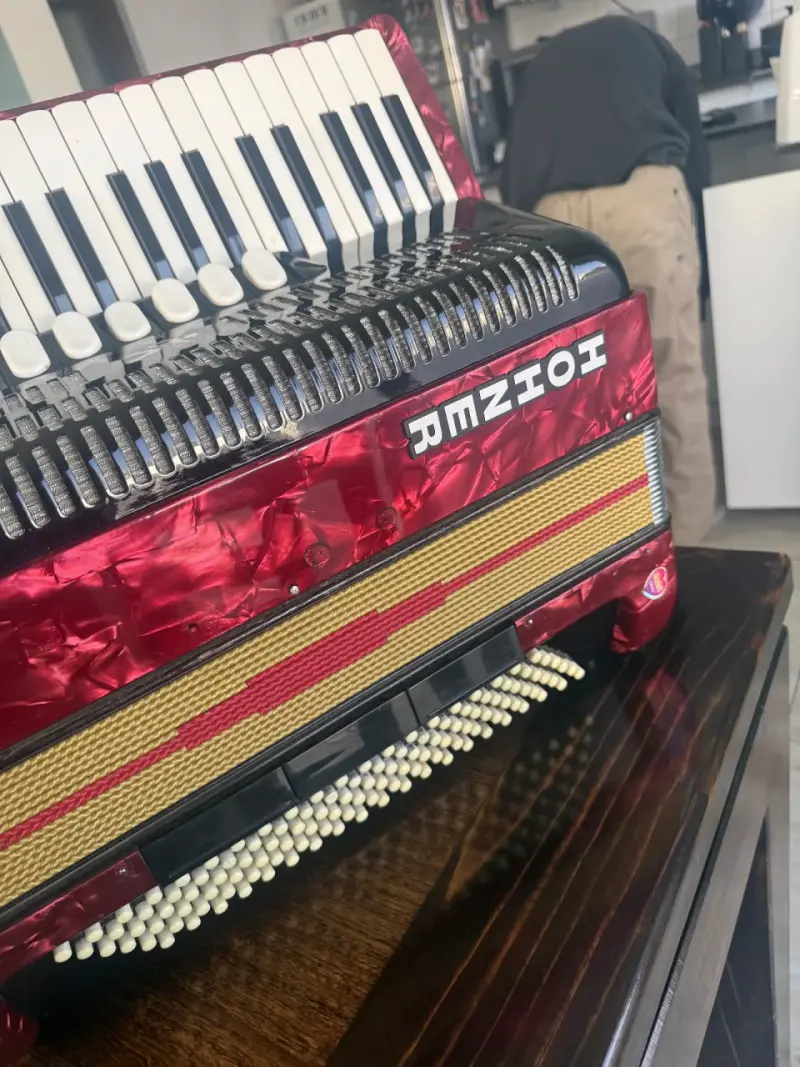 Acordeón rojo RMZIOI con teclas y botones - 1