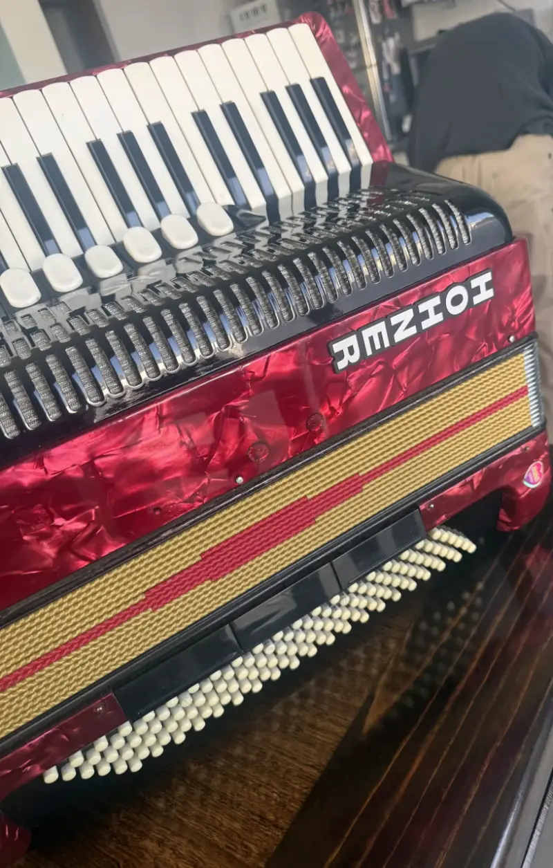 Acordeón rojo RMZIOI con teclas y botones - 2