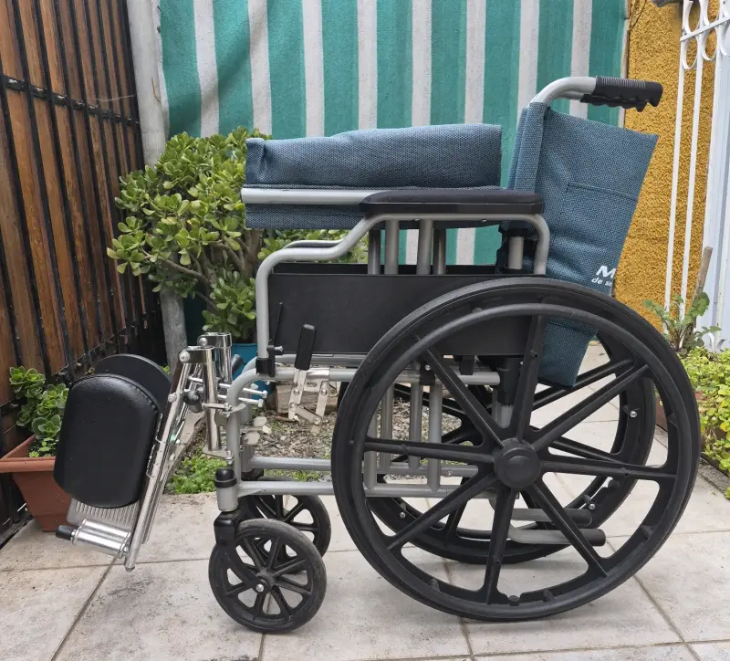 Silla de ruedas plegable con reposapiés ajustable - 1