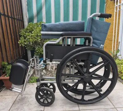 Silla de ruedas plegable con reposapiés ajustable - miniatura 1