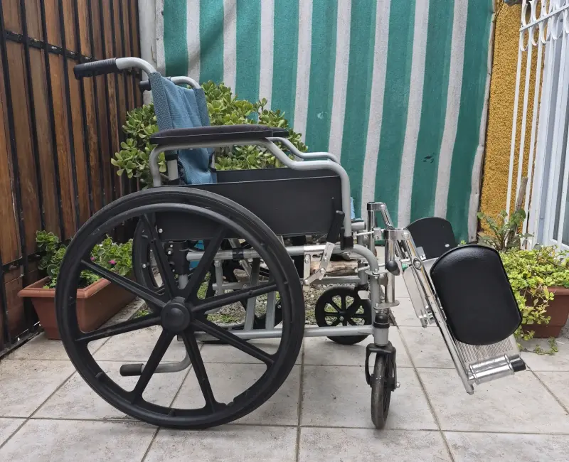 Silla de ruedas plegable con reposapiés ajustable - 2