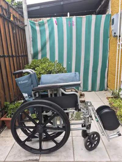 Silla de ruedas plegable con reposapiés ajustable - miniatura 3