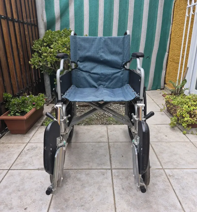 Silla de ruedas plegable con reposapiés ajustable - 4