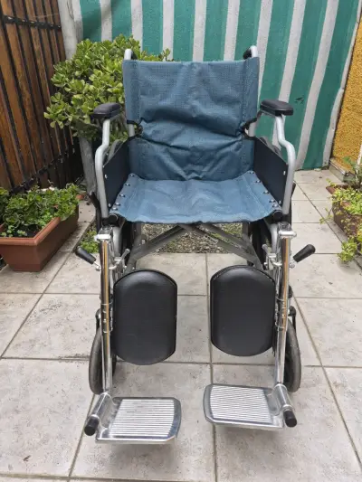 Silla de ruedas plegable con reposapiés ajustable - miniatura 5