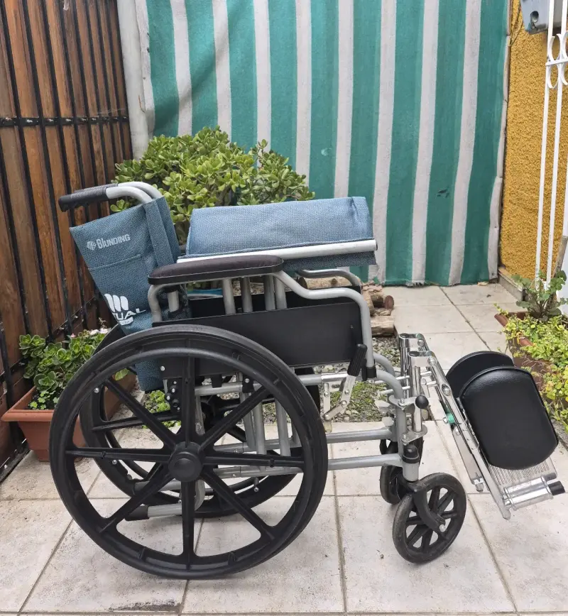 Silla de ruedas plegable con reposapiés ajustable - 6