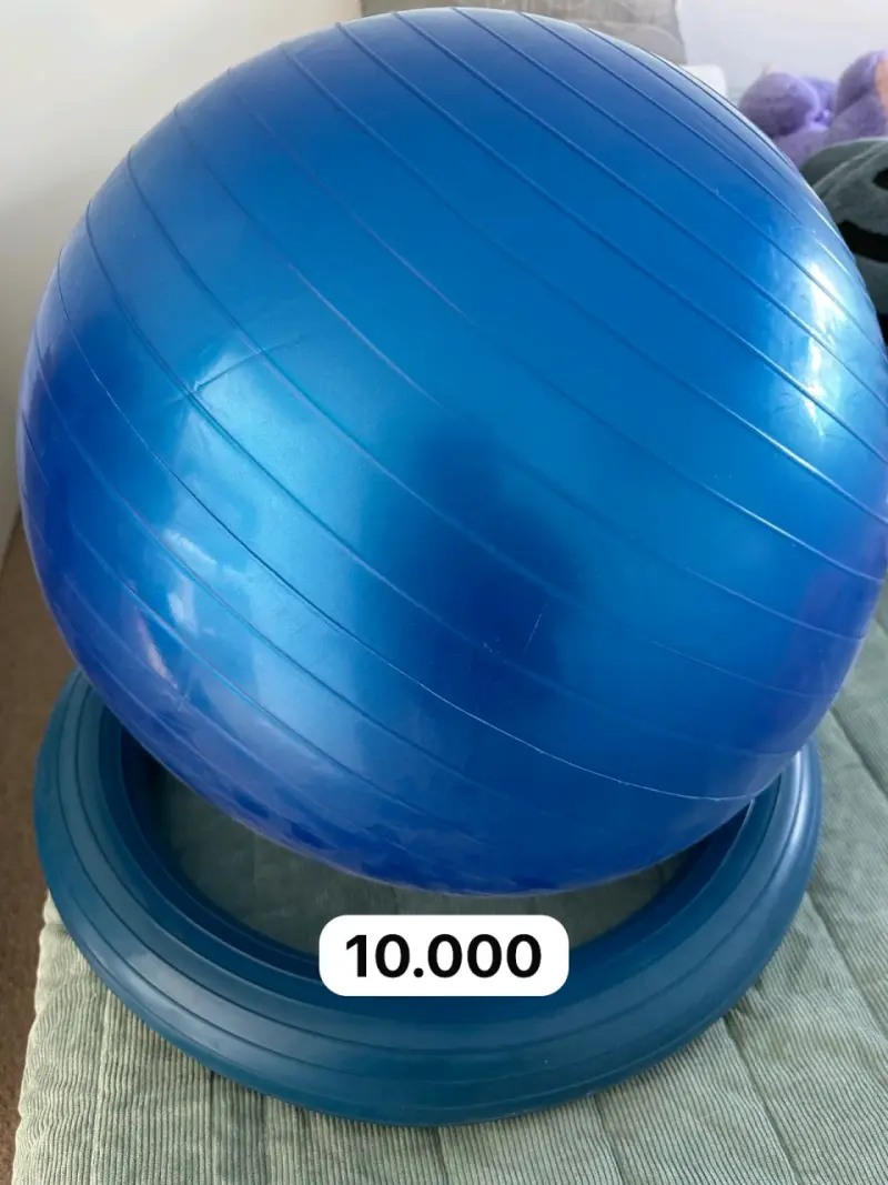 Pelota de ejercicio azul con base