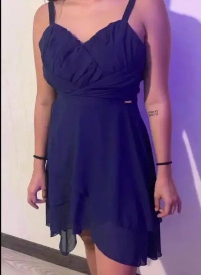 Vestido azul oscuro con tirantes y diseño asimétrico - miniatura 1