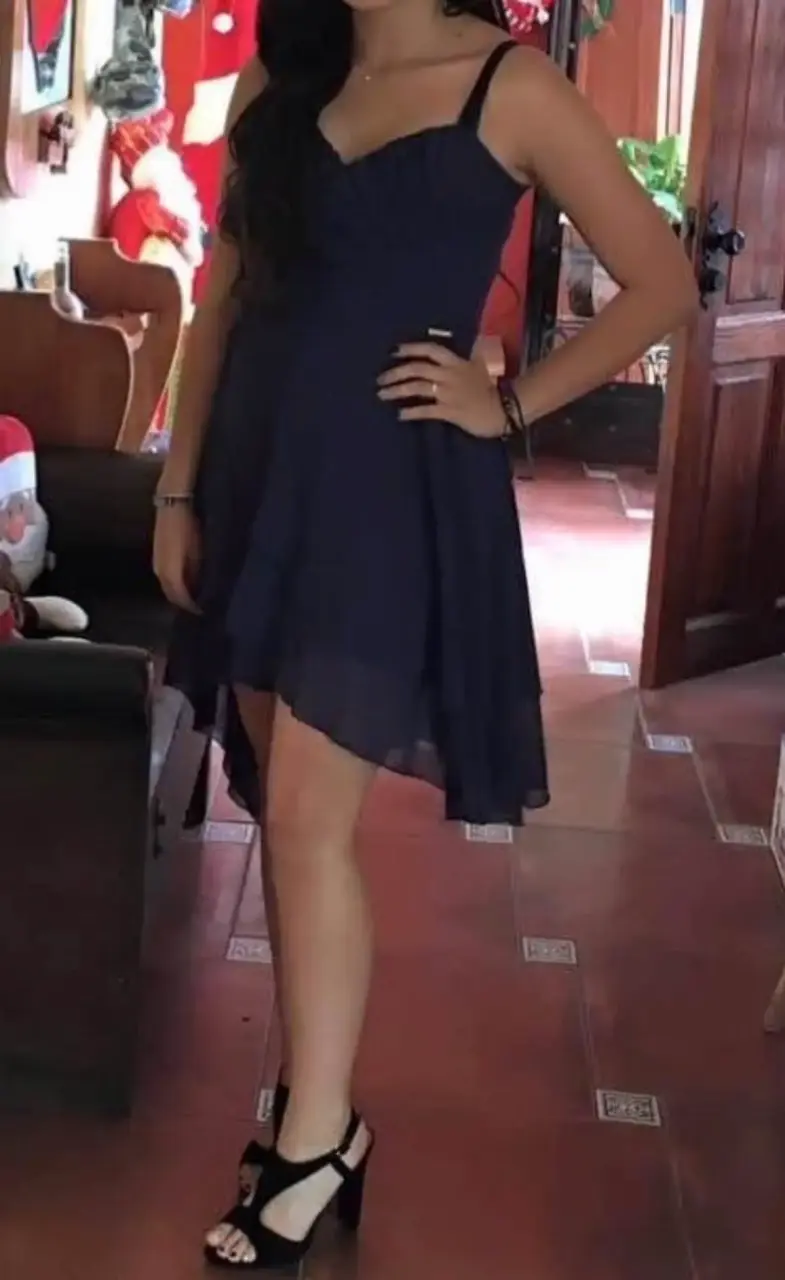Vestido azul oscuro con tirantes y diseño asimétrico - 2