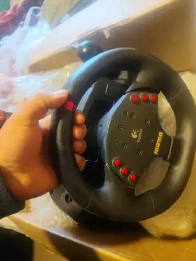 Volante de carreras Logitech Momo con pedales - miniatura 1