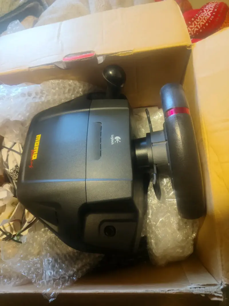 Volante de carreras Logitech Momo con pedales - 2