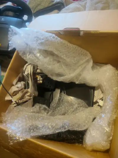 Volante de carreras Logitech Momo con pedales - miniatura 4