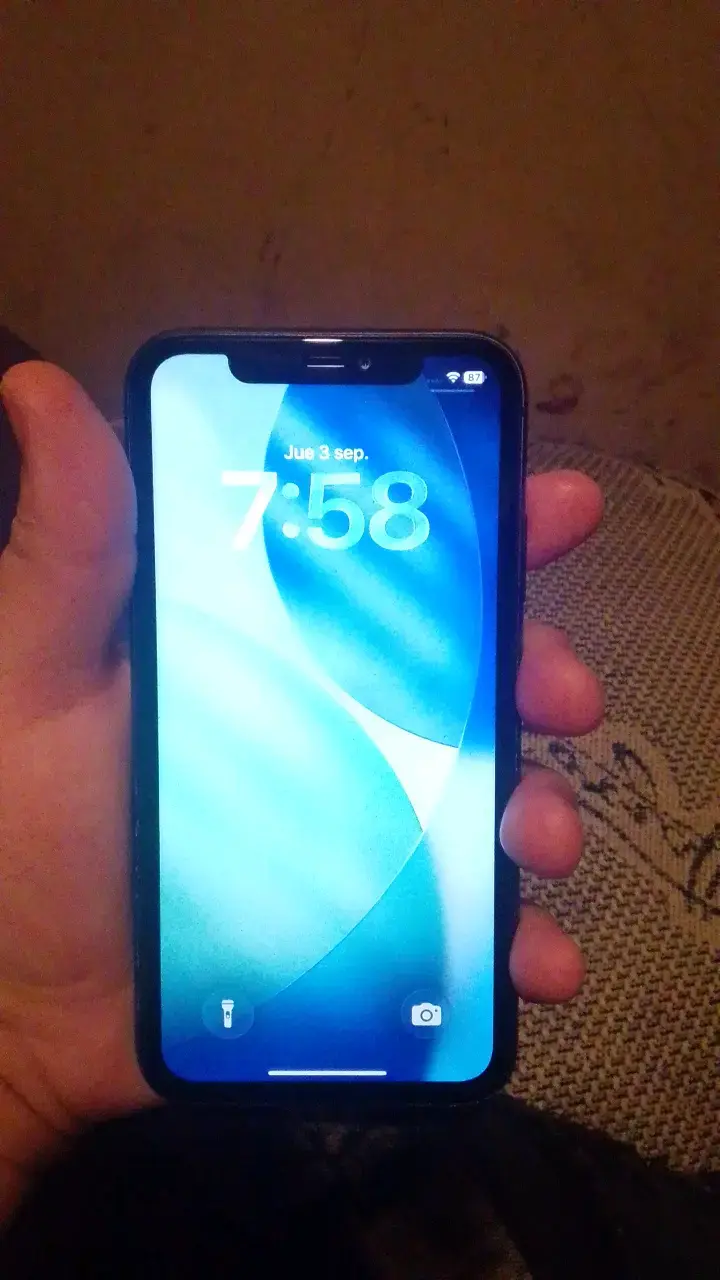 iPhone 11 en buen estado sin funda - 1