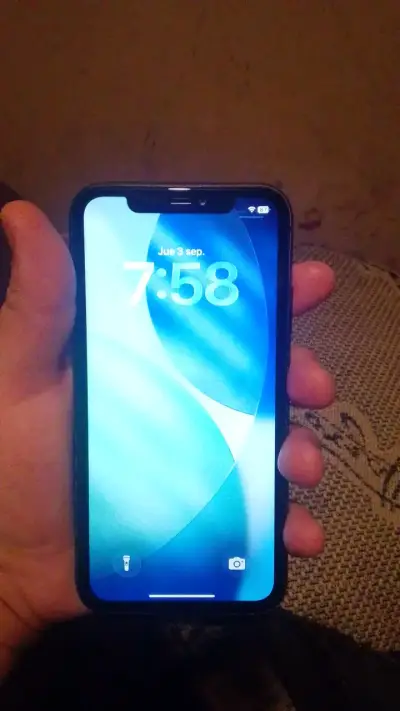 iPhone 11 en buen estado sin funda - miniatura 1
