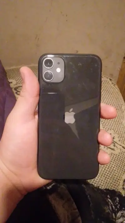 iPhone 11 en buen estado sin funda - miniatura 2