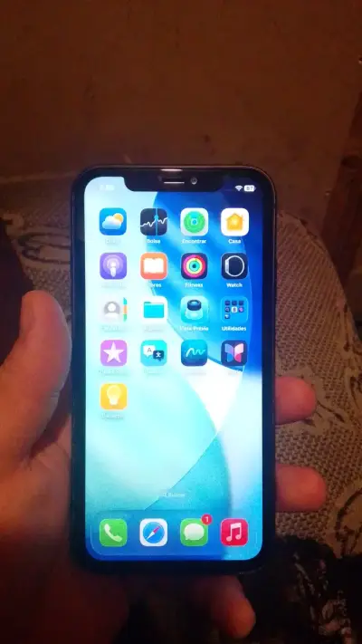 iPhone 11 en buen estado sin funda - miniatura 3