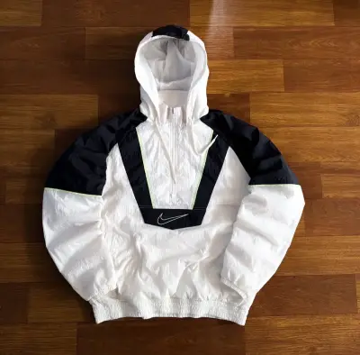Cortaviento Nike blanco y negro con capucha - miniatura 1