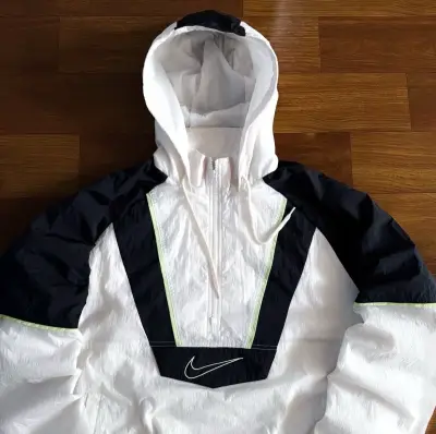 Cortaviento Nike blanco y negro con capucha - miniatura 3